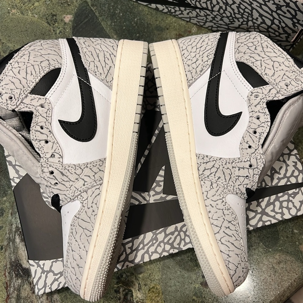 Nike Air Jordan 1 Retro High OG - Picture 3 of 10